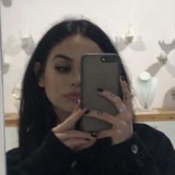 Meet your Posher, Elise - Picture 1 of 1